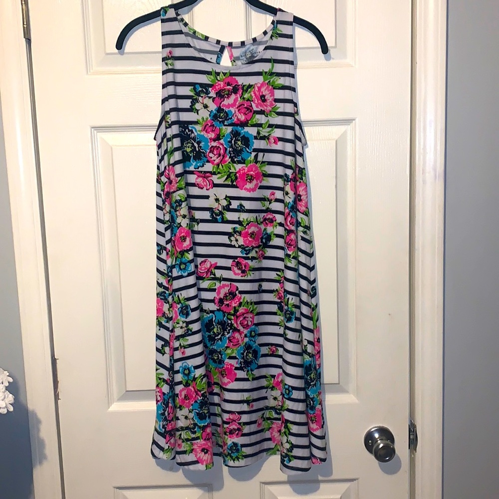 💎5/$20 WHITE STRIPED FLORAL DRESS SIZE MEDIUM